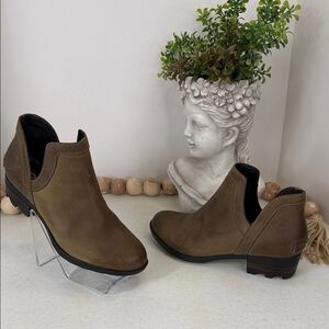 Sorel Lolla Cut-Out Booties Size 6